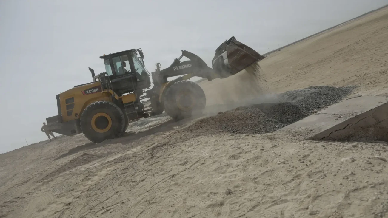02国外项目成功案例展示-Overseas Construction Machinery Project Cases Loader dumping aggregate for roadwork