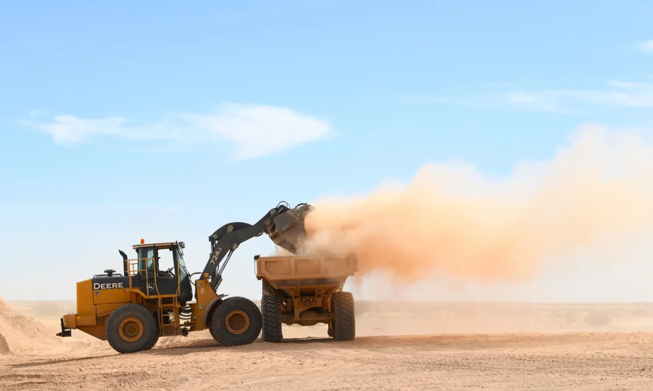 02国外项目成功案例展示-Overseas Construction Machinery Project Cases Wheel loader operating in dusty overseas earthwork