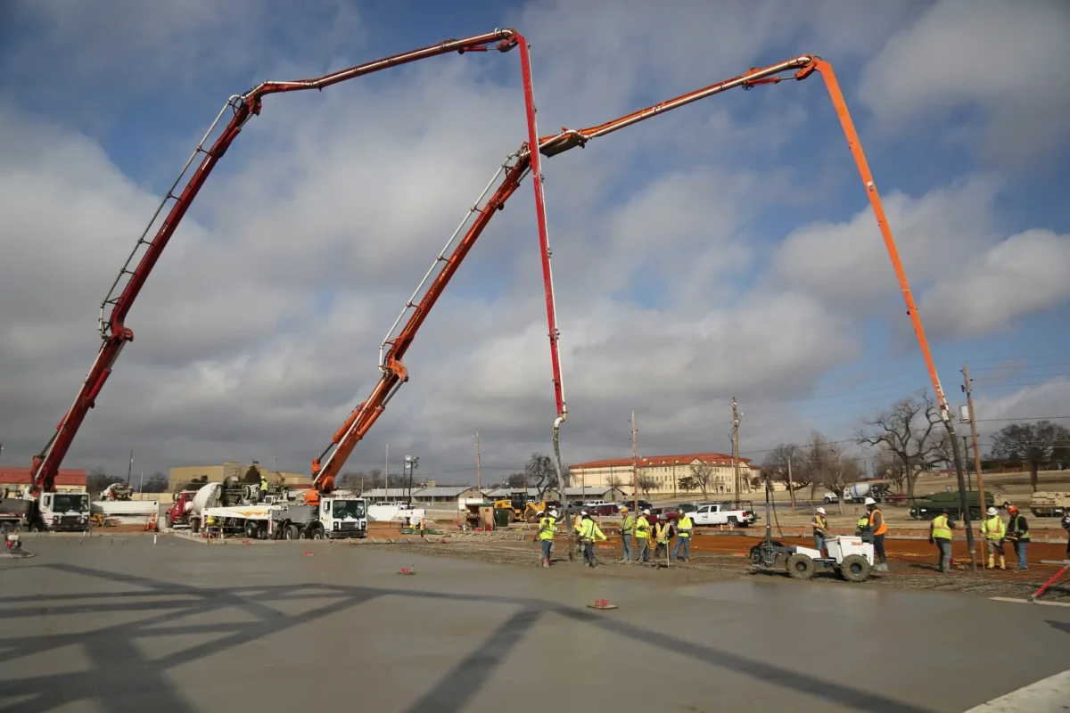 02国外项目成功案例展示-Overseas Construction Machinery Project Cases Concrete pump truck on overseas project site