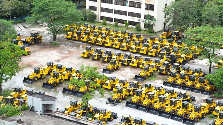 02国外项目成功案例展示-Overseas Construction Machinery Project Cases Wheel loader lineup in factory yard