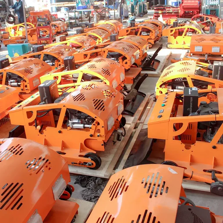 02国外项目成功案例展示-Overseas Construction Machinery Project Cases Workshop machinery lineup export style