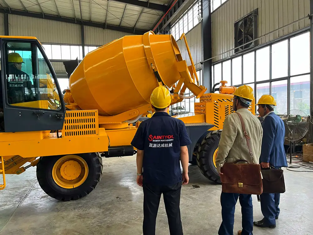 03团队信息展示员工风彩页-Concrete Mixer Manufacturer Team Self loading concrete mixer customer visit