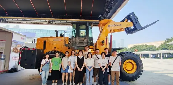 03团队信息展示员工风彩页-Concrete Mixer Manufacturer Team Team group photo with wheel loader