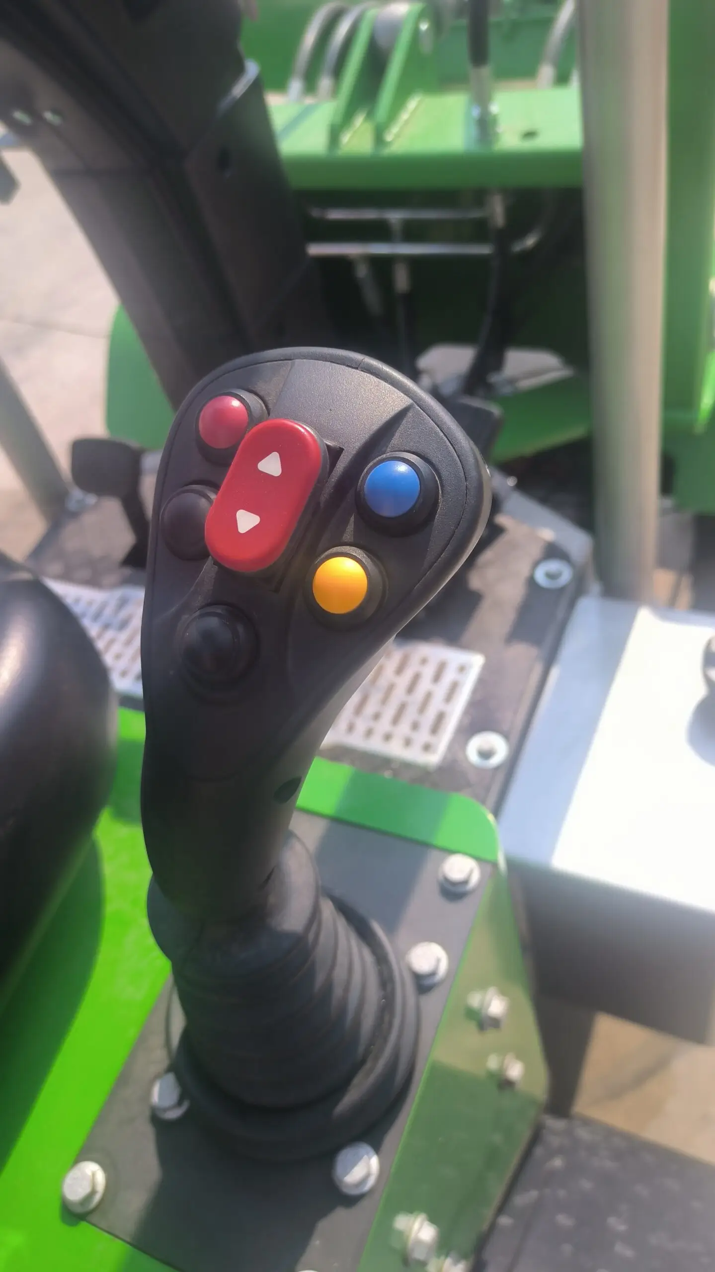 EV910 Electric Loader view 5