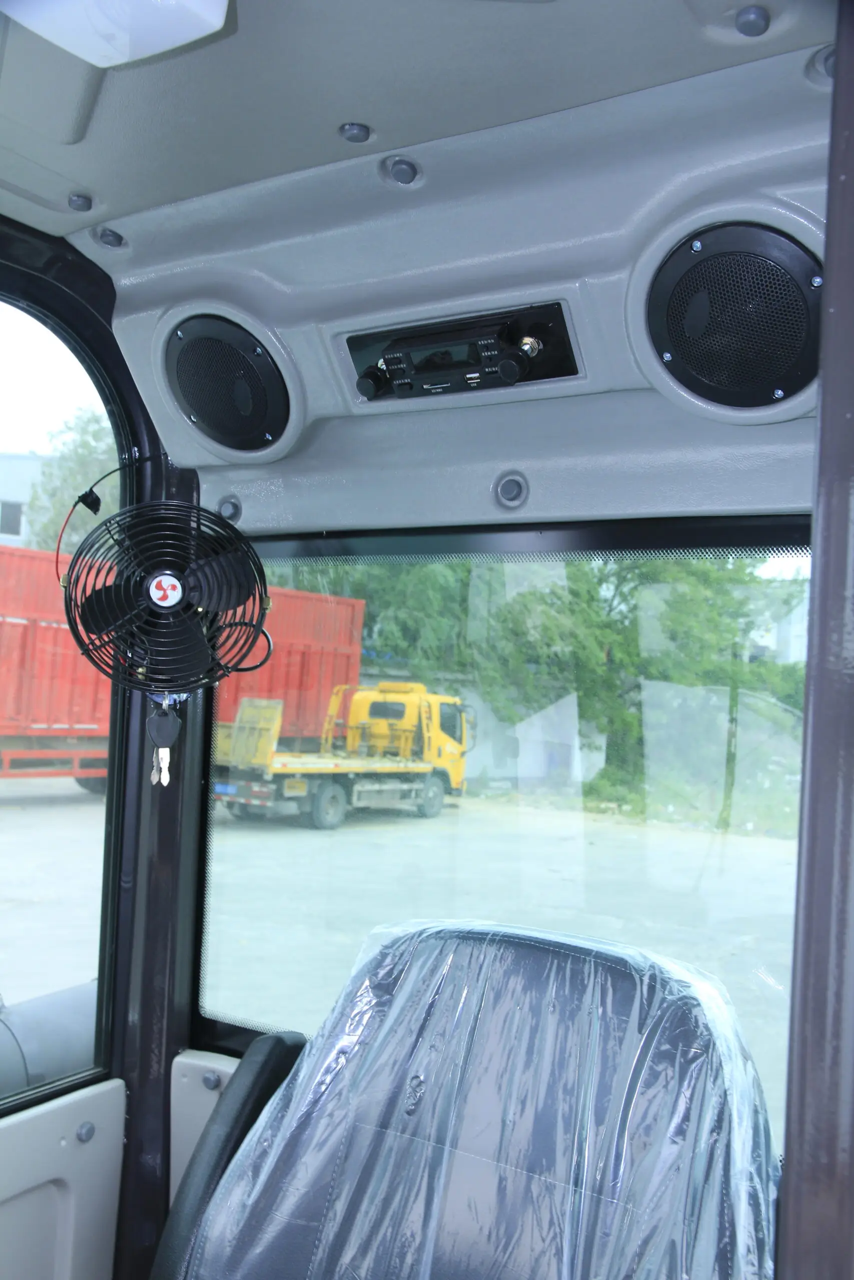 MG1000 Self-Loading Concrete Mixer Truck view 3
